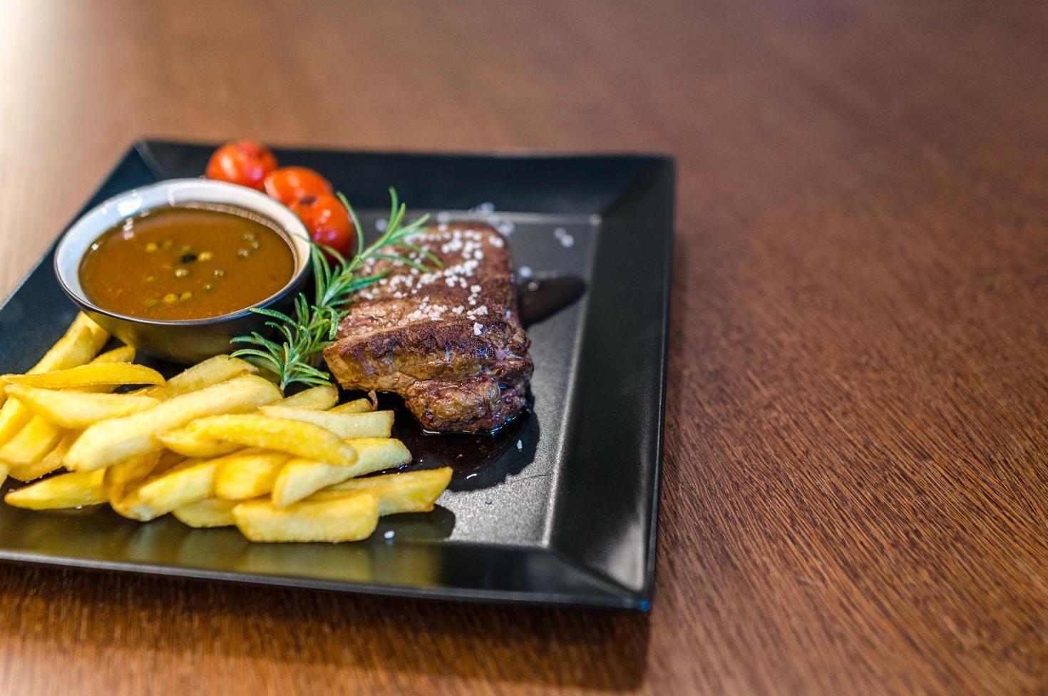 Bavette fondante et frites dorées préparées par un bistrot lyonnais