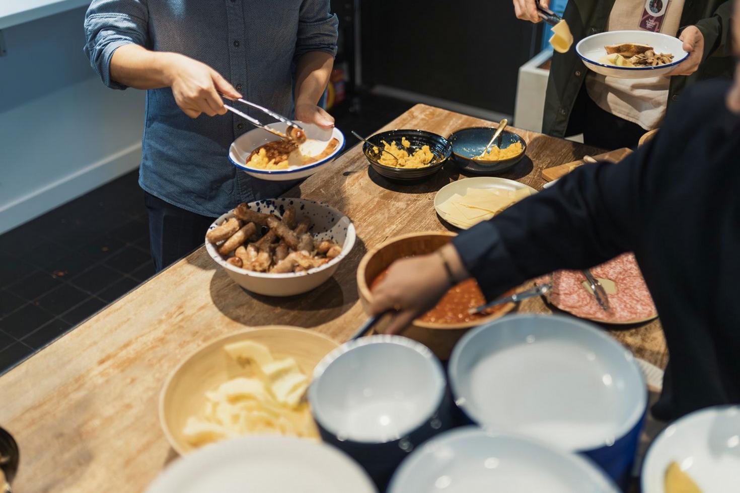 Buffet gourmand et plateaux de dégustation pour déjeuners d’entreprise
