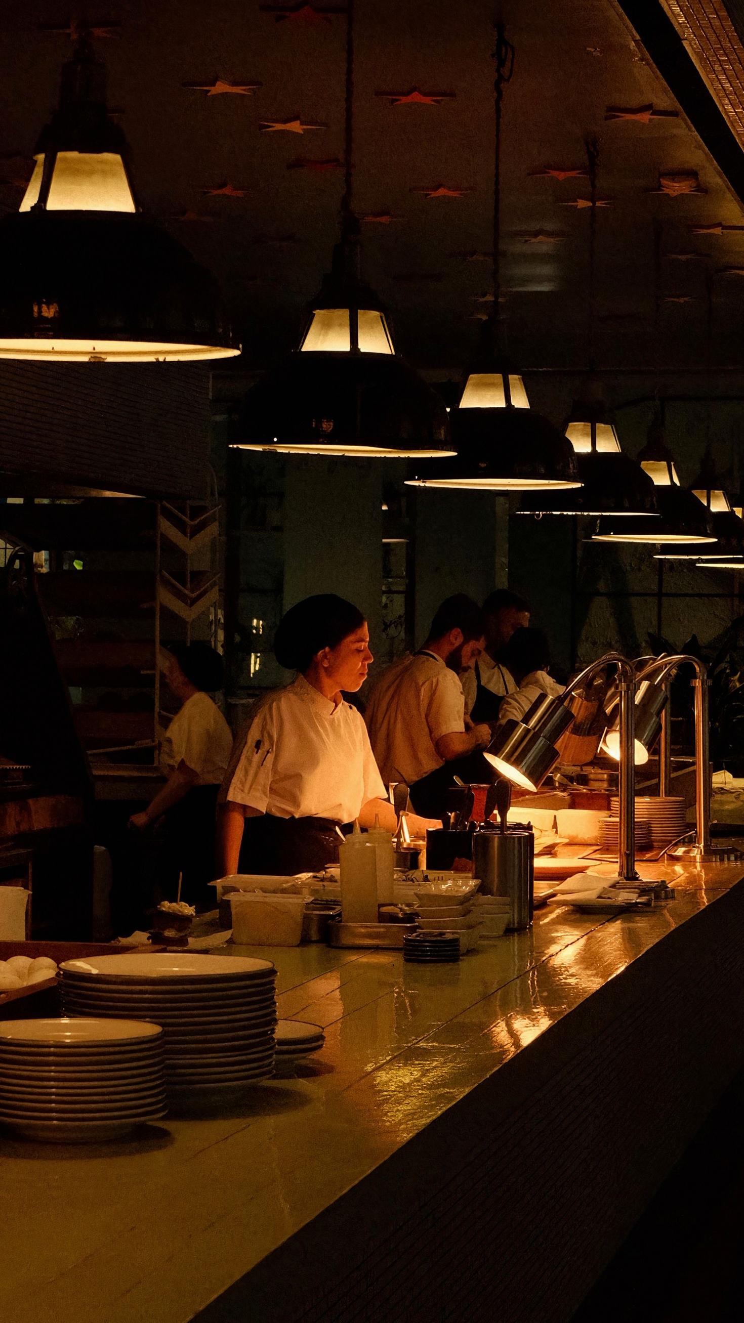 Chefs préparant les assiettes avec précision