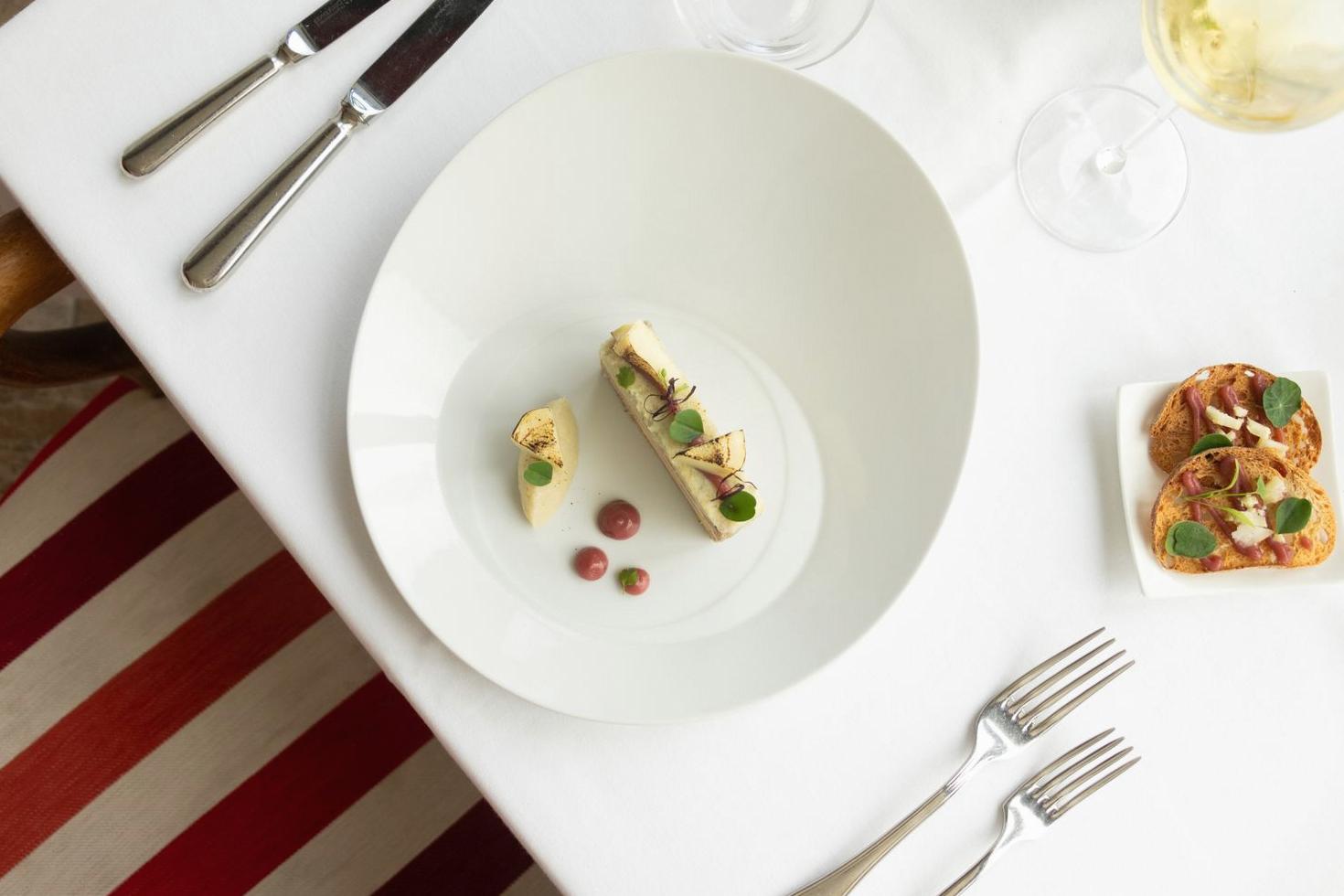 Assiette gastronomique garnie servie à Lyon