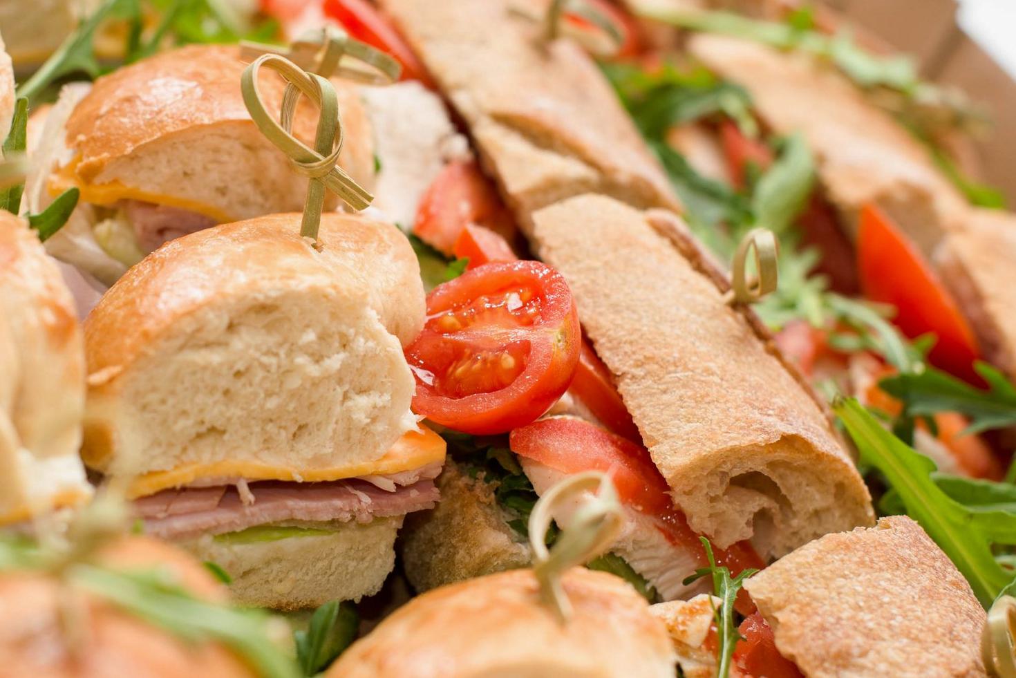 Sandwichs artisanaux et formules déjeuners frais