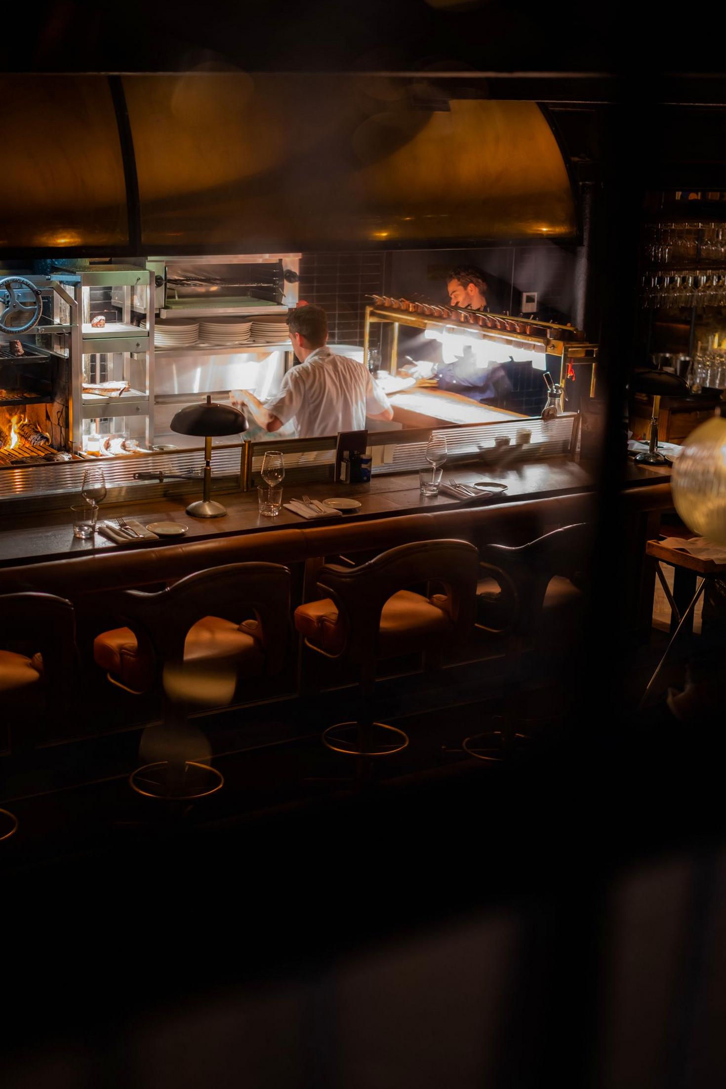 Cuisine de restaurant lyonnais en plein service