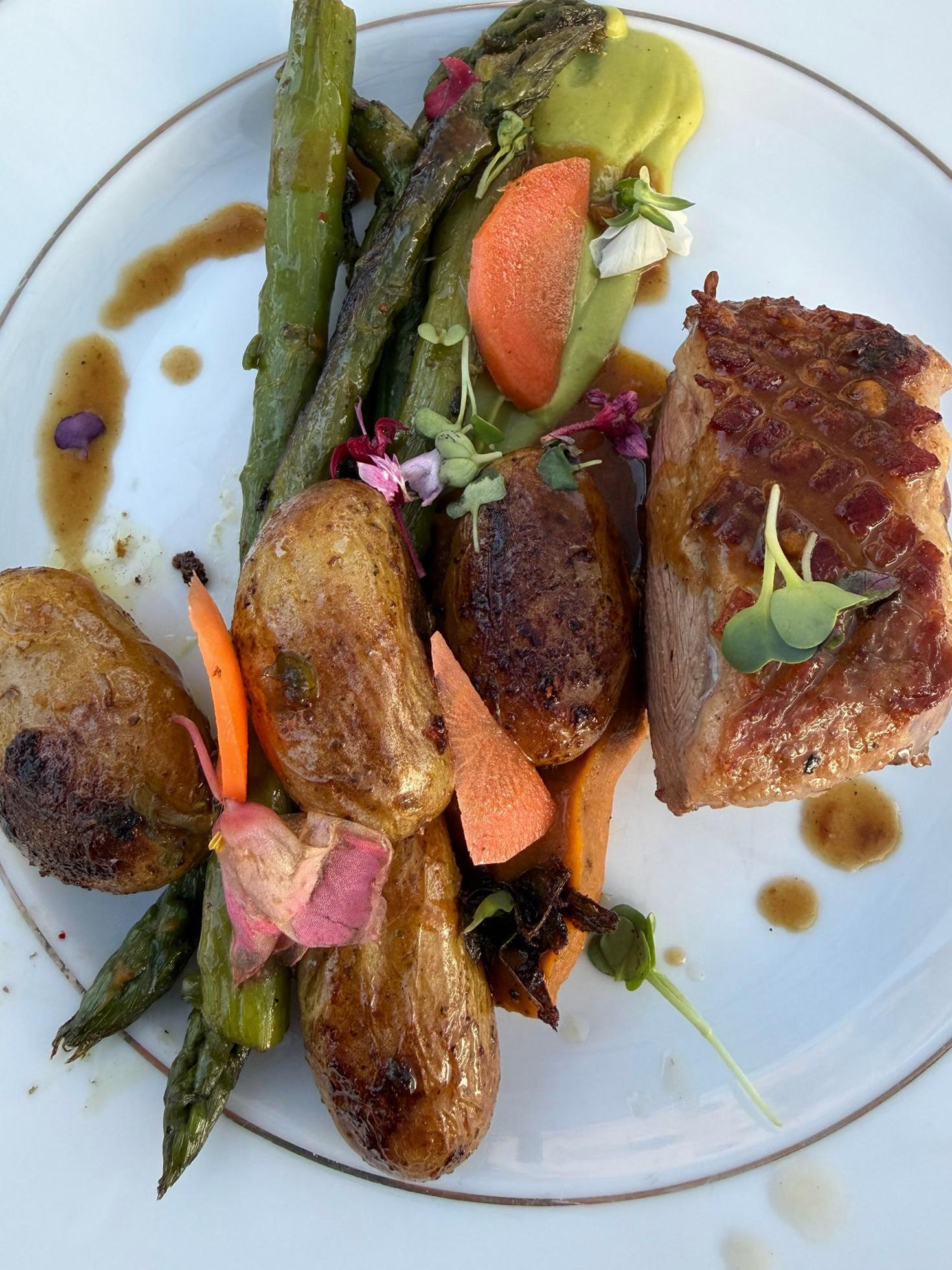 Table Brotteaux, viandes grillées et garnitures rôties