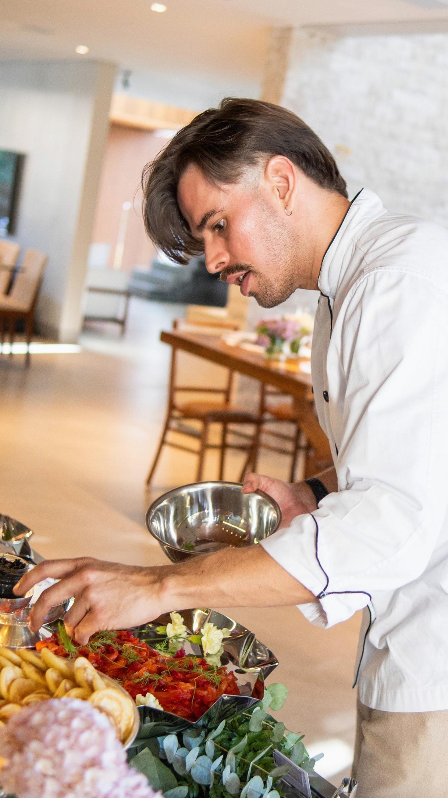 Chef traiteur lyonnais préparant une commande d’entreprise