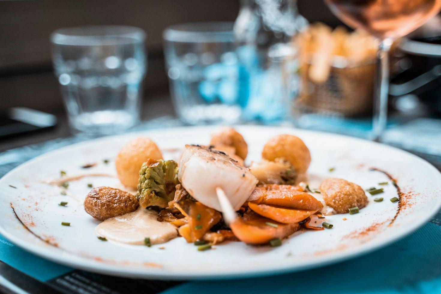 Plats gourmets lyonnais soigneusement préparés pour la livraison à domicile