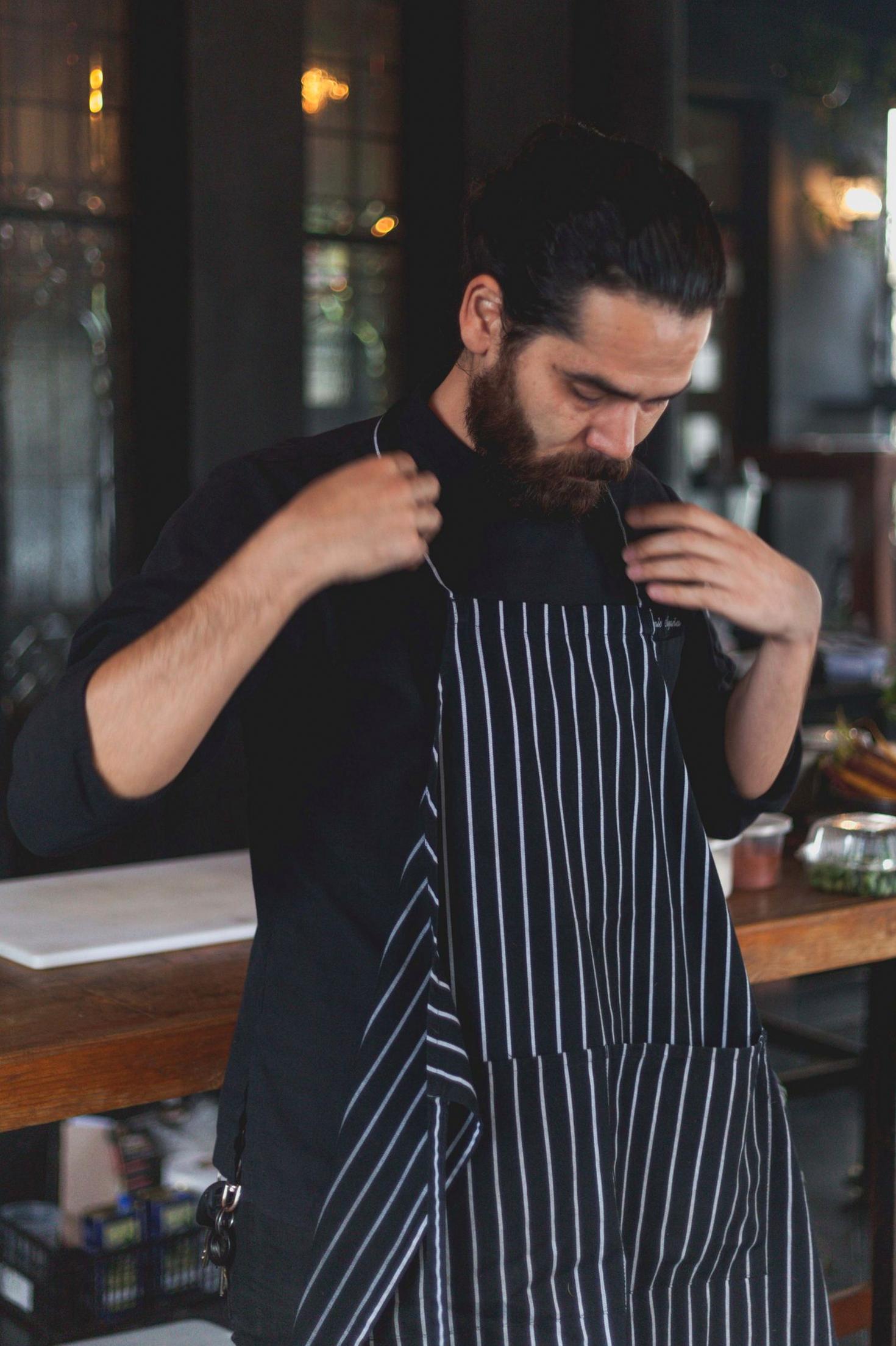 Chef préparant les ingrédients frais
